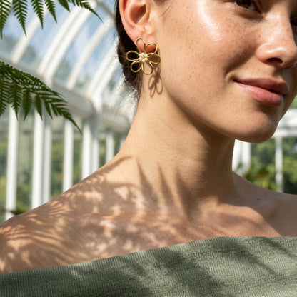 Lysa_Bloom_Flower_Studs_with_pearl_Glitzea_4