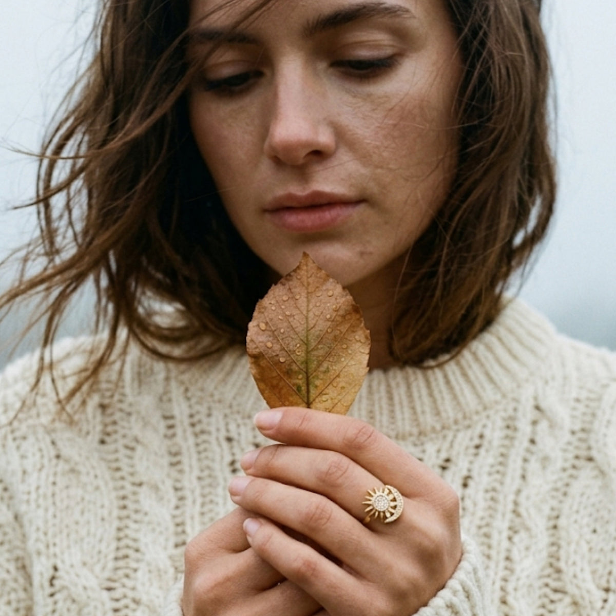 Solara_Crest_Minimal_Gold_Ring_Glitzea